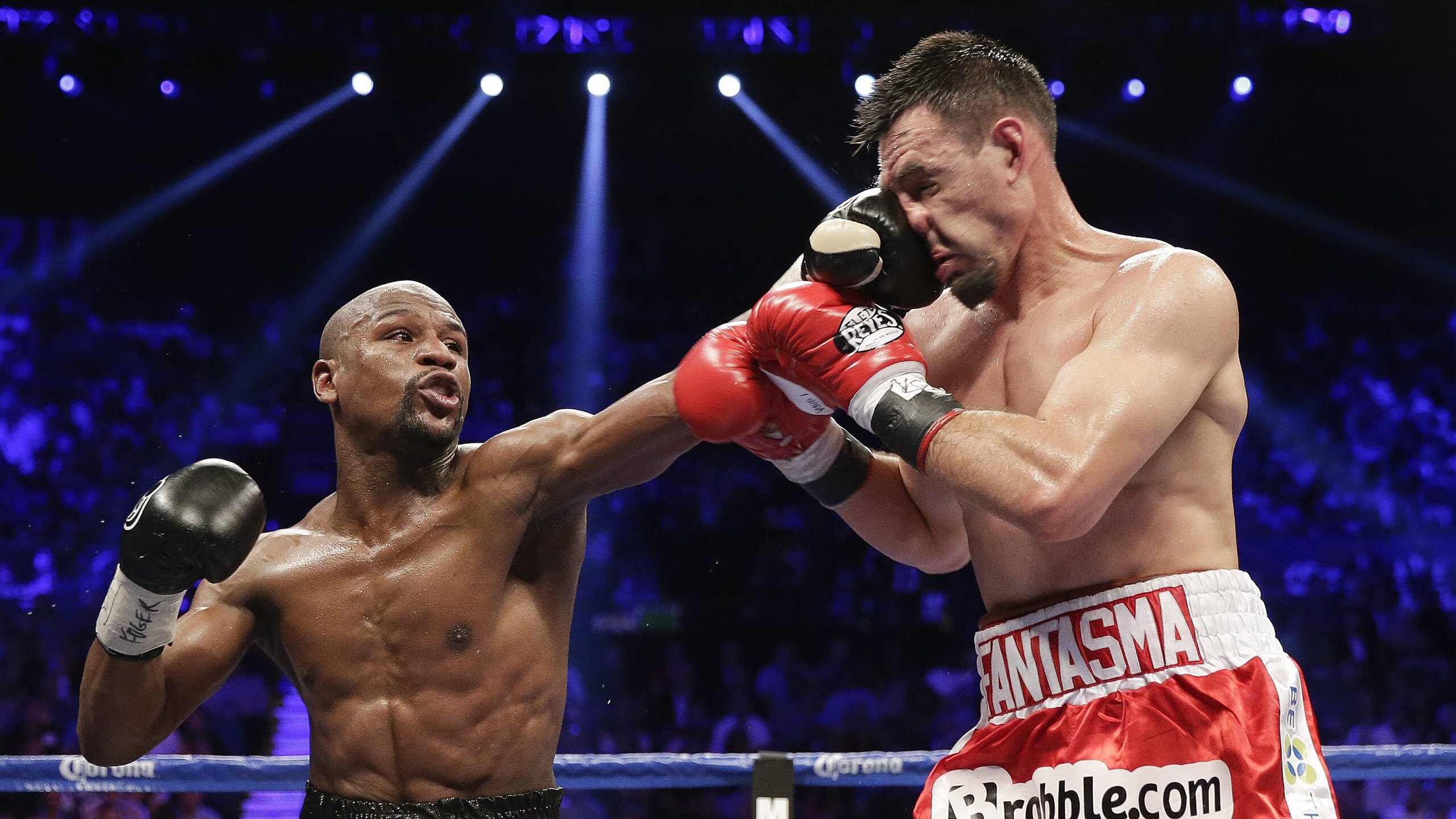 C罗赛前鼓舞全队展现老将风范，c罗踢比赛