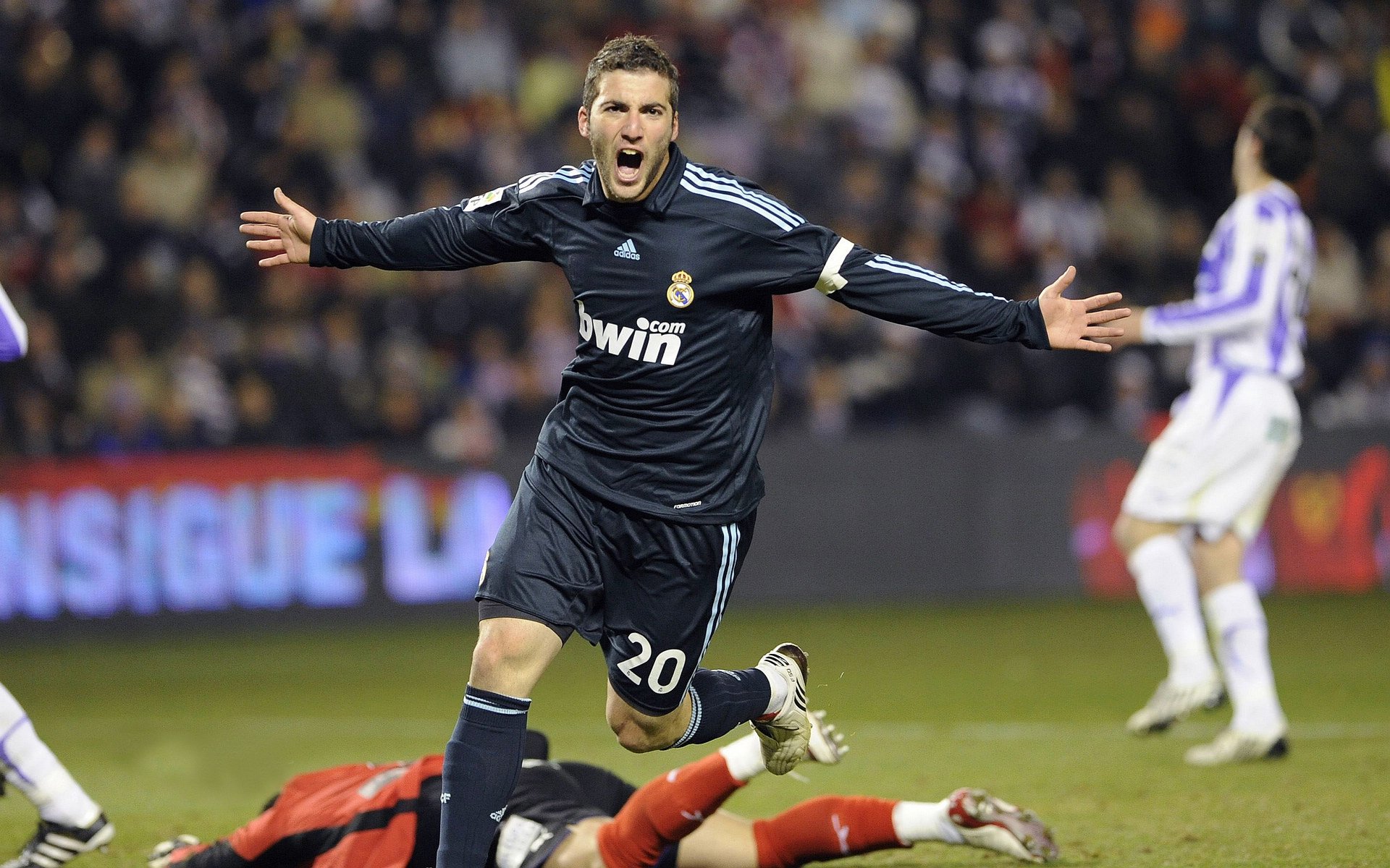 突尼斯希望中场调度乏力，传控受限